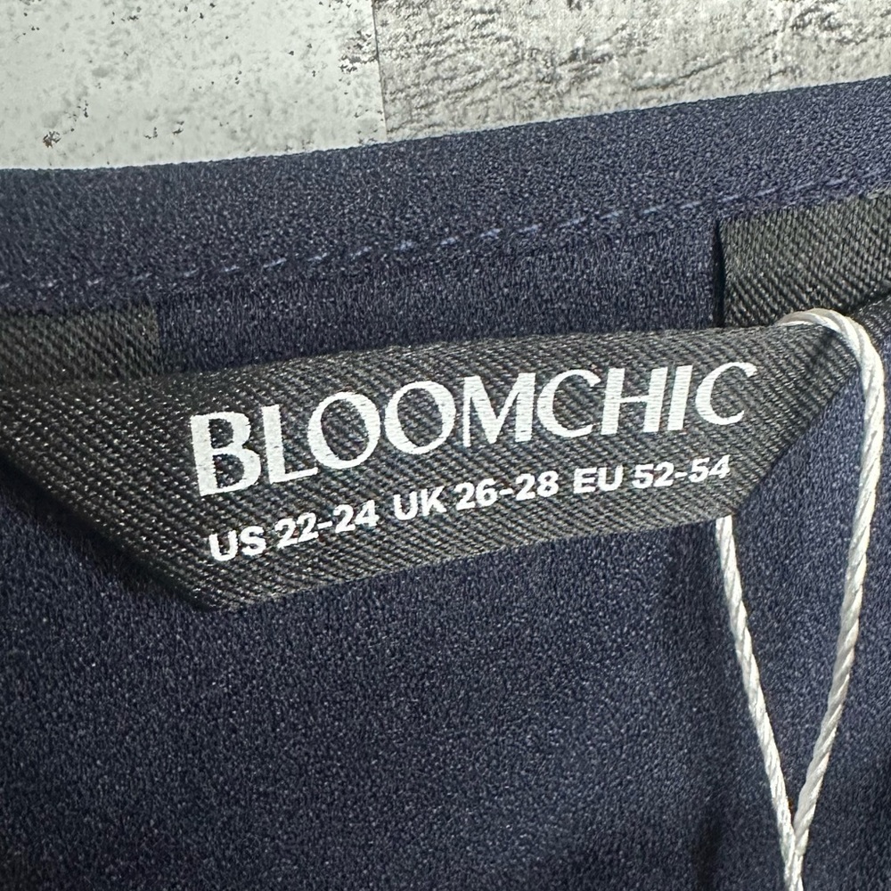 NWT EUC BloomChic Navy V-Neck Top with Lace Trim Size 22-24 - Picture 7 of 10